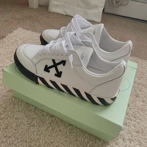 Men’s Off White Low top sneakers